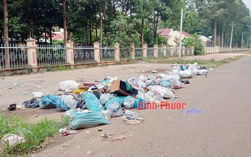 Cần xử lý bãi rác ô nhiễm sau trụ sở UBND huyện Đồng Phú