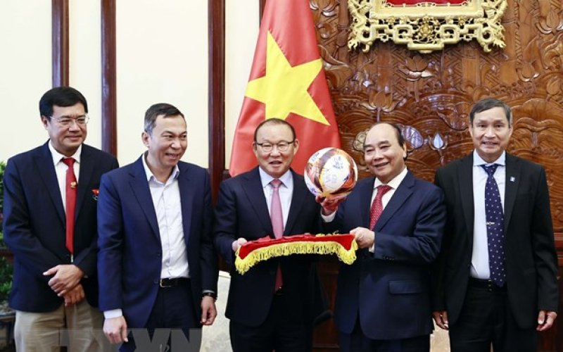 Chủ tịch nước tiếp huấn luyện viên của hai đội tuyển bóng đá Việt Nam