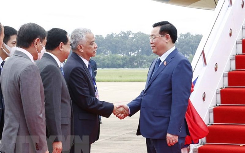 Chủ tịch Quốc hội thăm chính thức nước Cộng hòa Dân chủ Nhân dân Lào