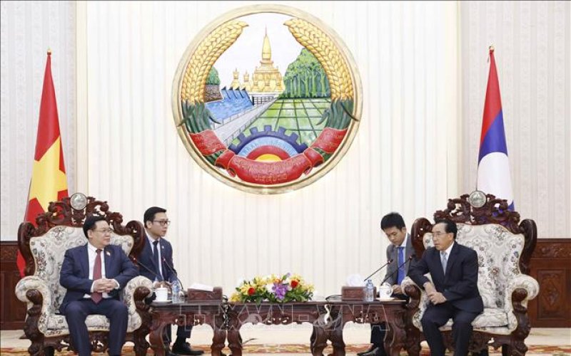 Chủ tịch Quốc hội Vương Đình Huệ hội kiến Thủ tướng Lào Phankham Viphavanh