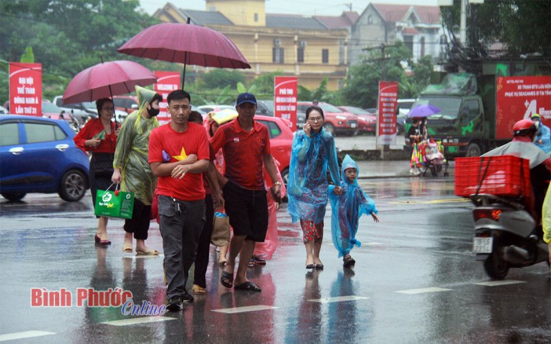 Cổ động viên đội mưa đến sân cổ vũ U23 Việt Nam