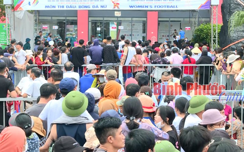 Cổ động viên kiên nhẫn xếp hàng nhận vé cổ vũ bóng đá