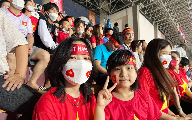 Cổ động viên “nhí” cổ vũ U23 Việt Nam