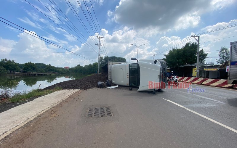 Container lật gần trạm thu phí, hàng tấn vỏ điều đổ xuống ao