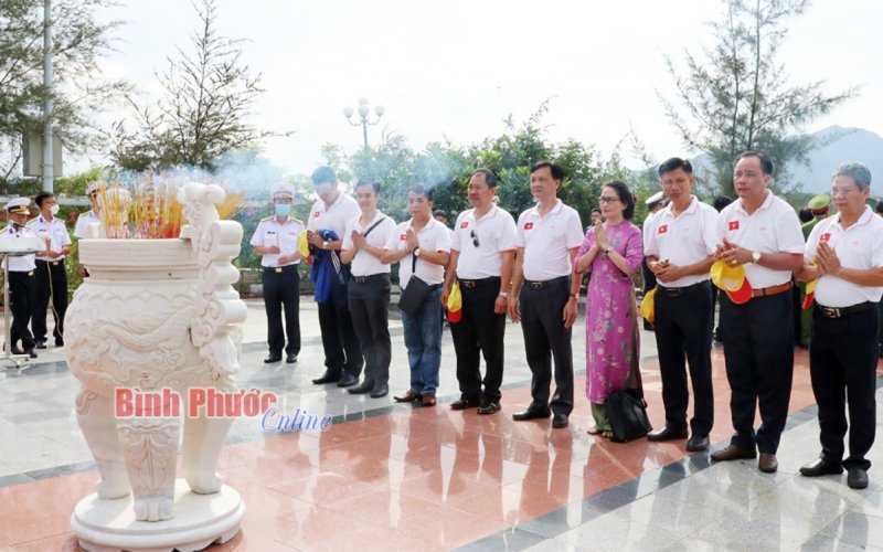 Đoàn công tác tỉnh Bình Phước dâng hương tại Đài tưởng niệm tù chính trị Cam Ranh