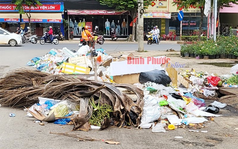 Đồng Xoài: Nhiều tuyến đường vẫn ngập rác