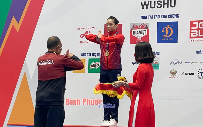 Dương Thúy Vi mạnh mẽ chiếm lại ngôi hậu kiếm thuật nữ môn wushu