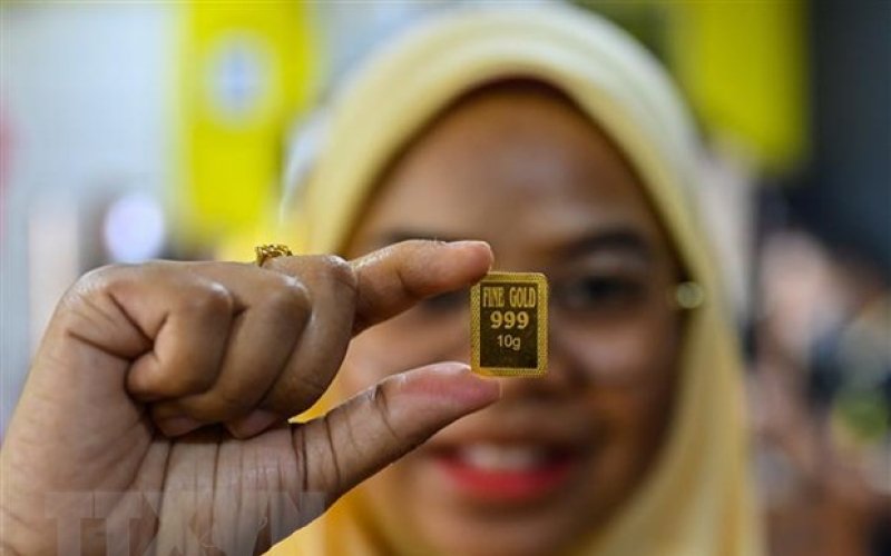 Giá vàng trên thị trường châu Á chạm mức thấp của hai tháng rưỡi