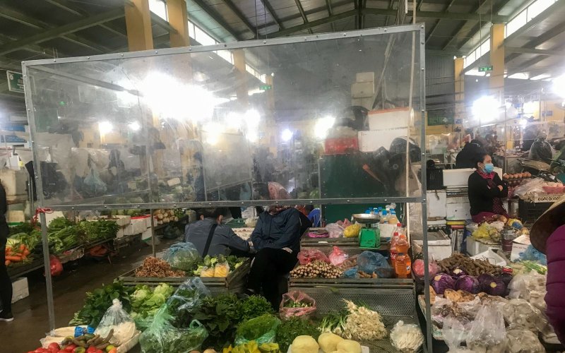 Giá xăng tăng mạnh tác động nhiều mặt tới đời sống người dân