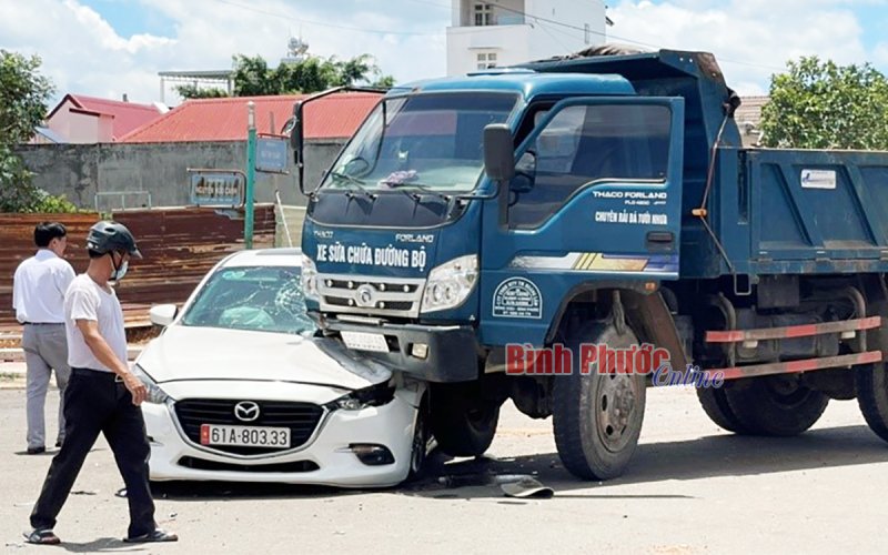 Hai ô tô đấu đầu tại ngã tư