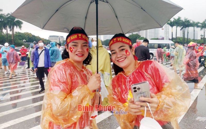 Hàng vạn người hâm mộ đội mưa đến cổ vũ cho U23 Việt Nam