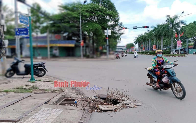 Hố sâu nguy hiểm trên đường Hùng Vương