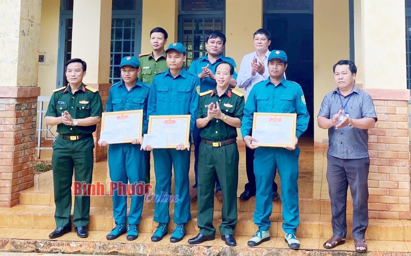 Hớn Quản: Khen thưởng đột xuất 3 dân quân cứu người trong lũ dữ