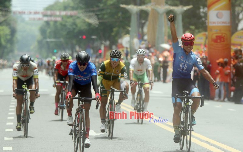 Kết thúc giải xe đạp cúp HTV - Tôn Đông Á 2022: Igor Frolov bảo vệ thành công áo vàng