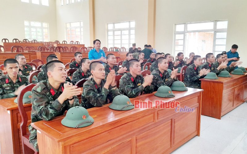 Lãnh đạo huyện Đồng Phú thăm chiến sĩ mới tại Tiểu đoàn 208