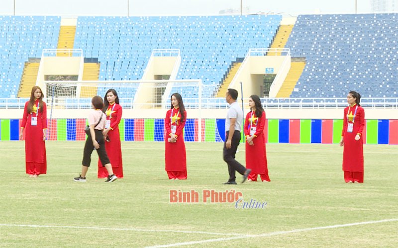 Mặt cỏ sân Mỹ Đình “đổi màu” trước trận chung kết U23 Việt Nam - U23 Thái Lan