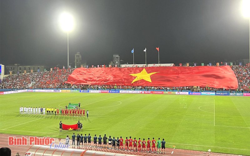 Mưa lớn không thể dập được lửa đam mê tại sân Việt Trì