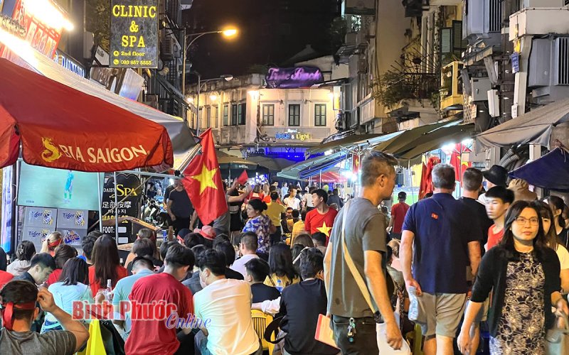 Người dân phố cổ hướng về Mỹ Đình