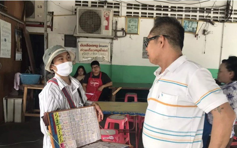 Nữ cầu thủ nghèo Thái Lan đến SEA Games vẫn chưa bán hết vé số