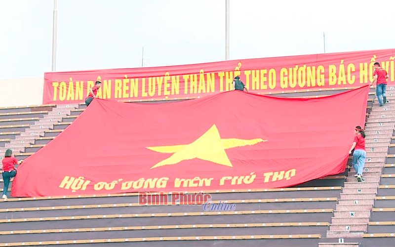 Phú Thọ: Cổ động viên may đại kỳ tiếp sức U23 Việt Nam