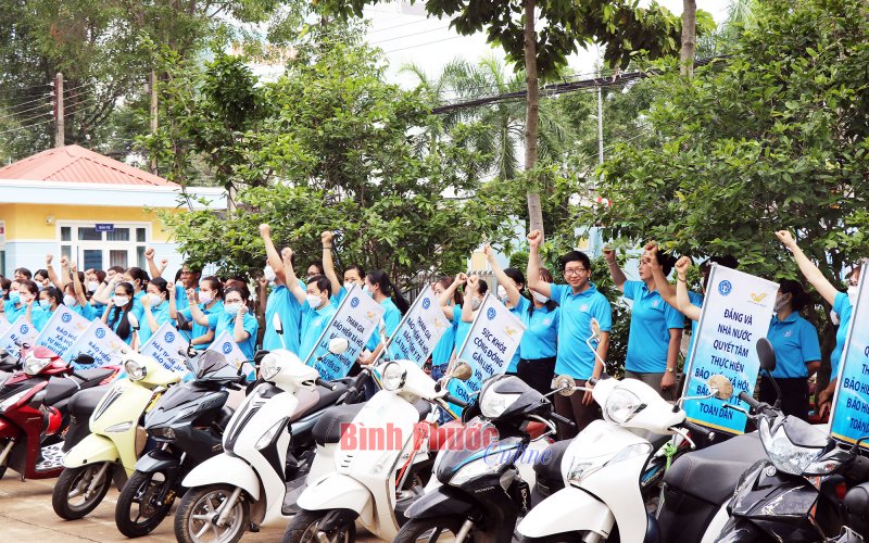 Ra quân hưởng ứng Tháng vận động triển khai bảo hiểm xã hội toàn dân