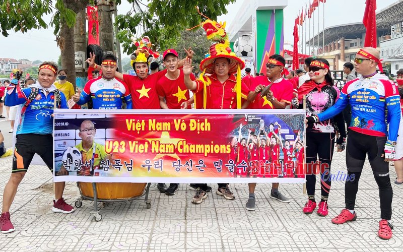 Sân Việt Trì trước giờ bóng lăn