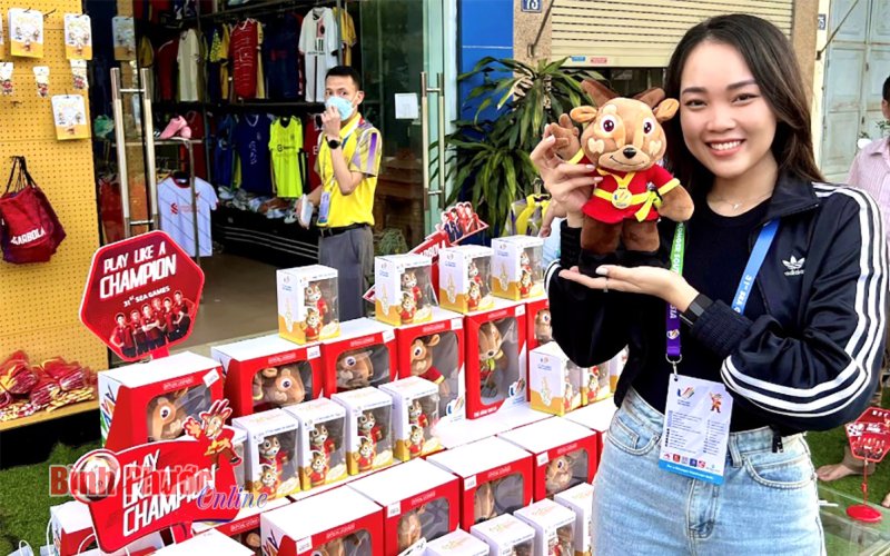 Sôi động quầy hàng lưu niệm SEA Games 31