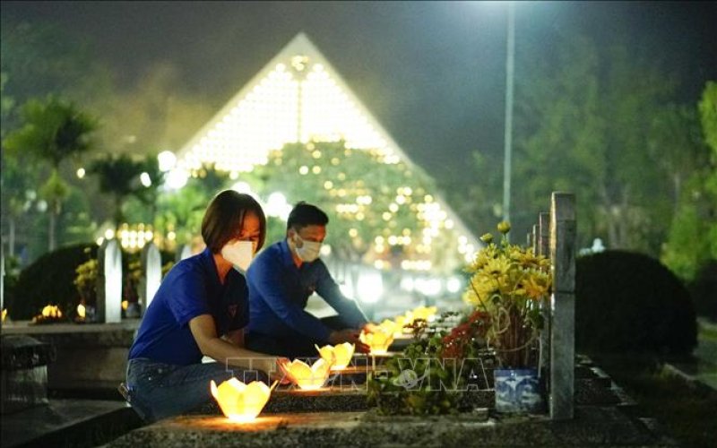 Thắp nến tri ân các Anh hùng Liệt sỹ nhân kỷ niệm 68 năm Chiến thắng Điện Biên Phủ