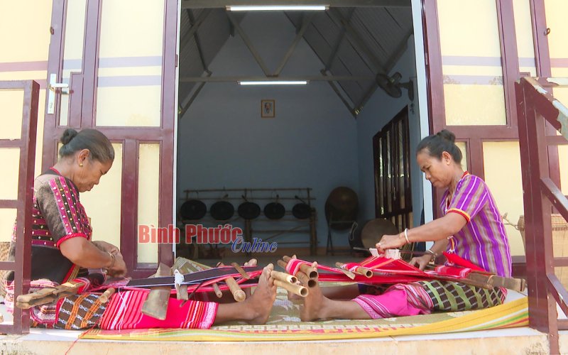 Tổ hợp t&aacute;c dệt thổ cẩm: Giải ph&aacute;p lưu giữ l&agrave;ng nghề truyền thống