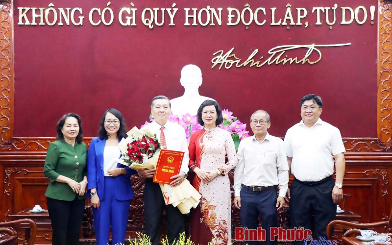 Trao quyết định nghỉ hưu cho ông Nguyễn Thành Long