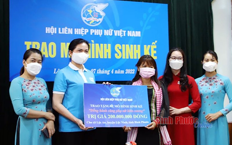 Trao sinh kế giúp thoát nghèo