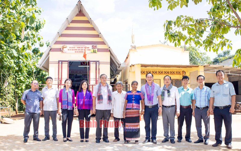 Trưởng ban Tổ chức Tỉnh ủy Nguyễn Hồng Trà thăm cơ sở dệt - trưng bày thổ cẩm 