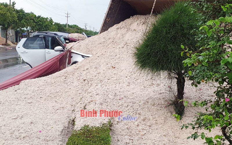 Xe đầu kéo chở cát lật, đè ô tô hạng sang, tài xế thoát chết trong gang tấc