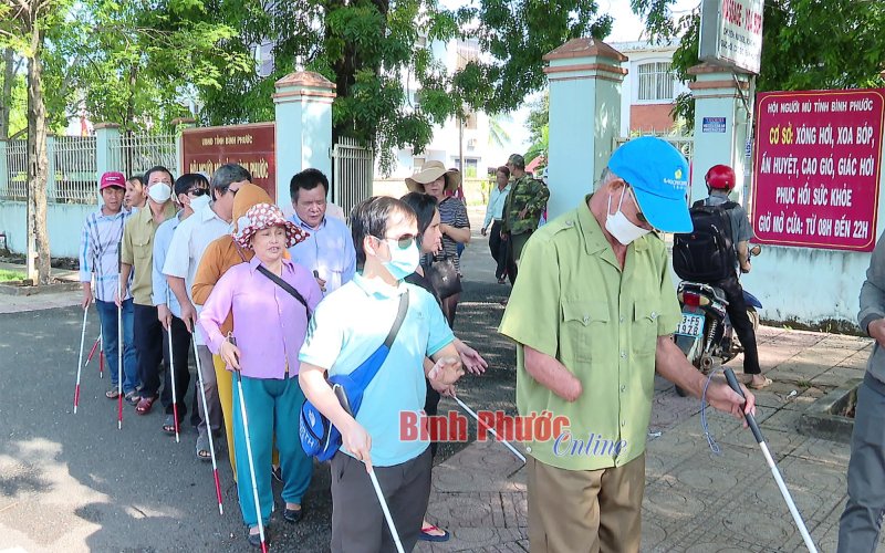 130 hội viên người mù được tập huấn định hướng di chuyển