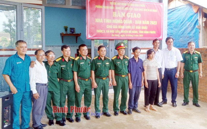 Bàn giao nhà “Tình nghĩa quân - dân” tại Bù Đăng