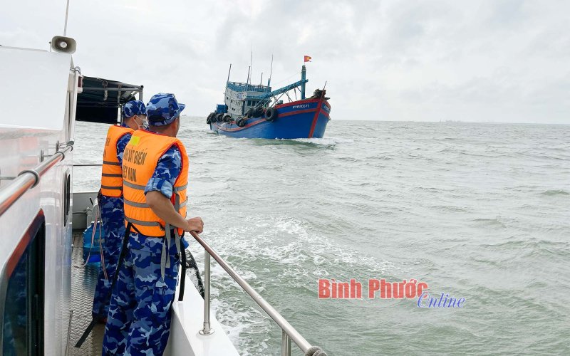 Bắt tàu vận chuyển dầu trái phép trên vùng biển phía Nam