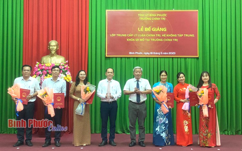 Bế giảng lớp trung cấp lý luận chính trị khóa 121