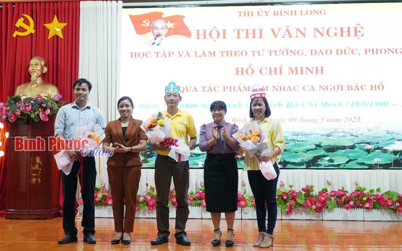 B&igrave;nh Long: S&ocirc;i nổi hội thi văn nghệ học tập v&agrave; l&agrave;m theo Chủ tịch Hồ Ch&iacute; Minh