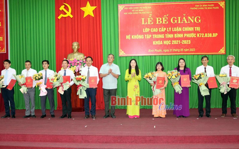 Bình Phước: Bế giảng lớp cao cấp lý luận chính trị hệ không tập trung