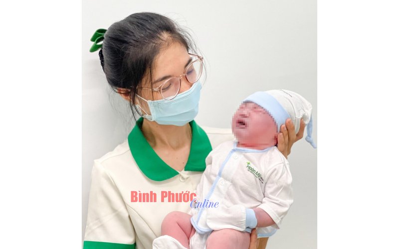 Bình Phước: Bé trai chào đời nặng 5kg bằng sinh thường