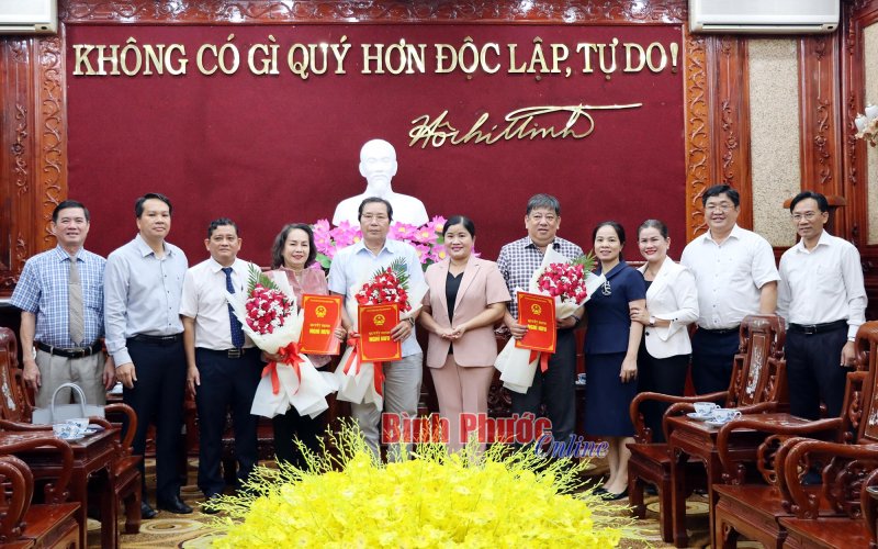 Bình Phước: Trao quyết định nghỉ hưu cho công chức, viên chức giữ chức vụ lãnh đạo