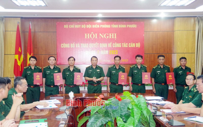 Bộ đội biên phòng Bình Phước trao quyết định về công tác cán bộ