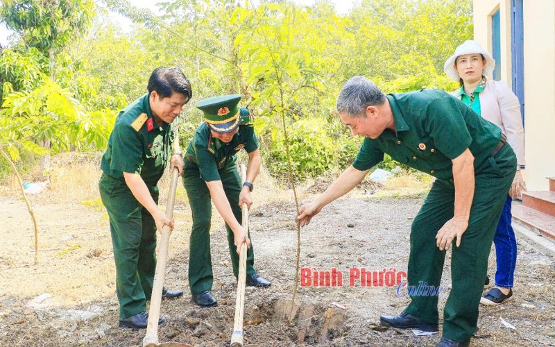 Bù Đốp: Trồng cây “Đời đời nhớ ơn Bác Hồ” tại khu dân cư biên giới 