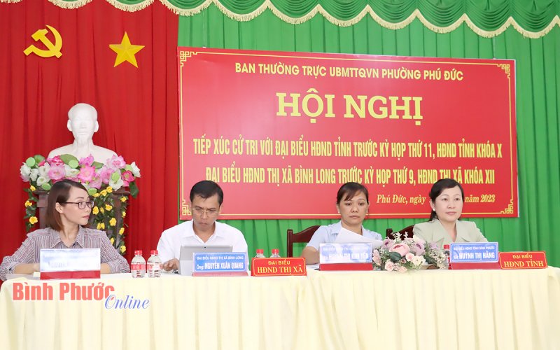 Chủ tịch HĐND tỉnh Huỳnh Thị Hằng tiếp xúc với cử tri Bình Long