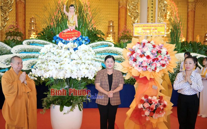 Chùa Phật Quốc Vạn Thành tổ chức đại lễ Phật đản và trao quà cho hộ nghèo