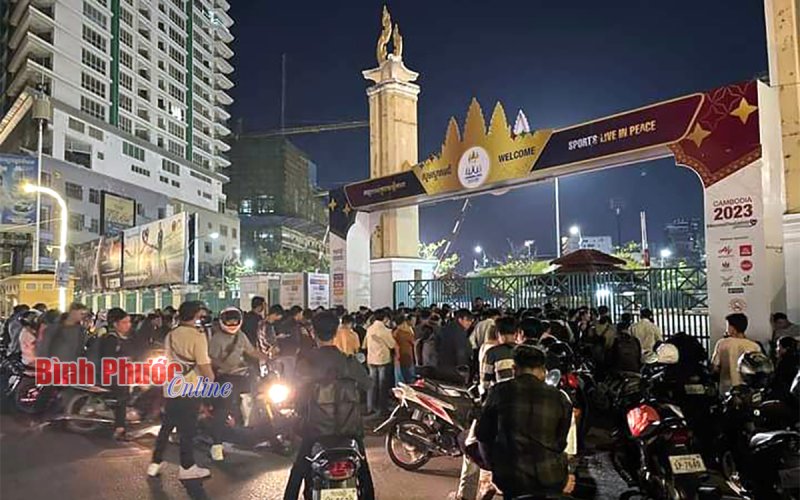 Cổ động viên xuyên đêm xếp hàng lấy vé xem bóng đá