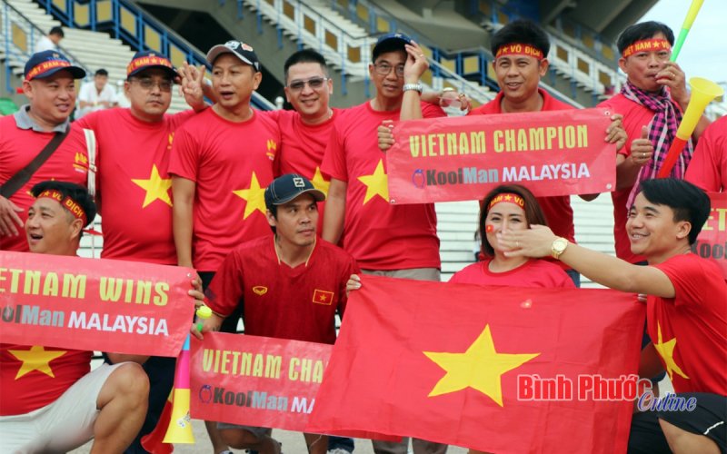 Đa sắc màu cổ động viên cổ vũ U22 nữ Việt Nam trận bán kết