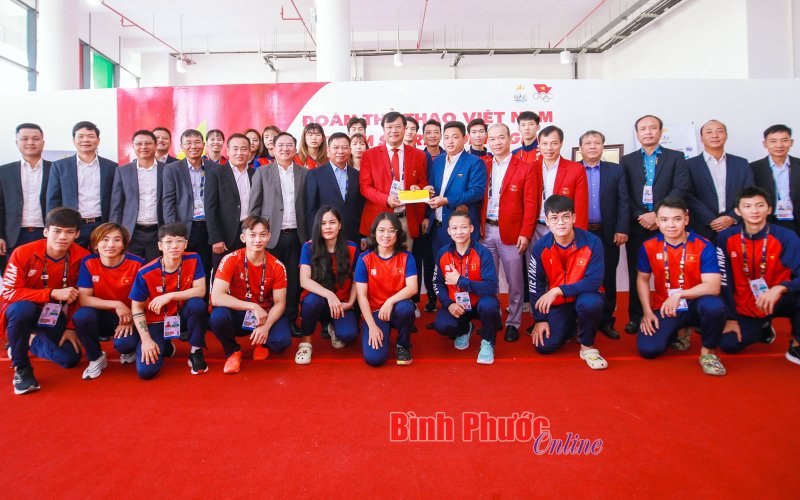 Đại sứ Nguyễn Huy Tăng thăm, chúc mừng thành tích đoàn thể thao Việt Nam tại SEA Games 32