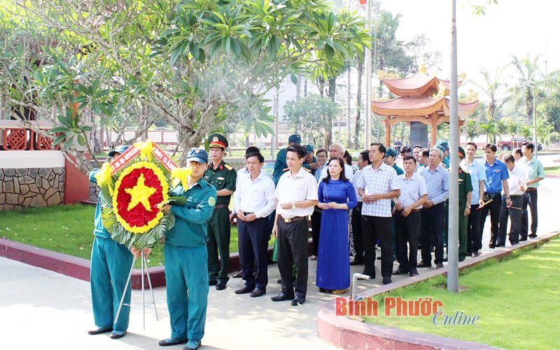 Dâng hoa tưởng niệm Chủ tịch Hồ Chí Minh tại đền thờ Vua Hùng