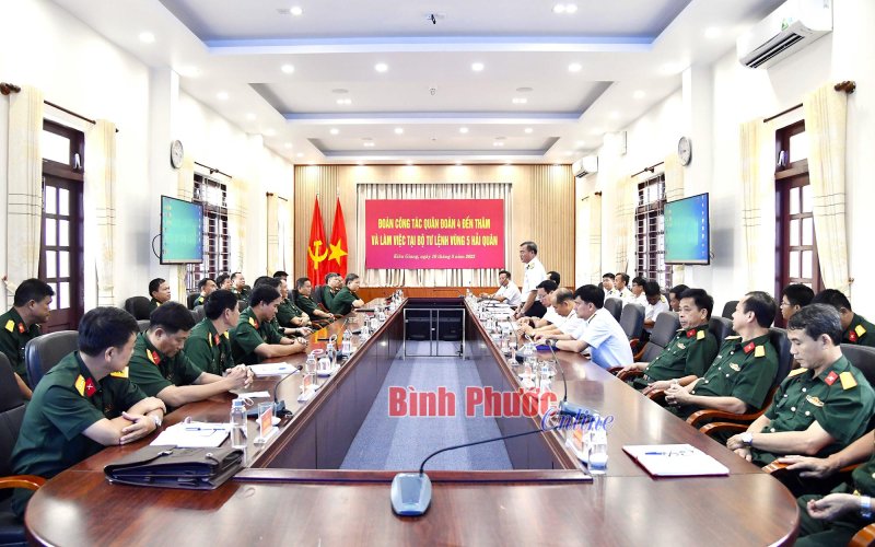 Đoàn công tác Quân đoàn 4 thăm, làm việc với Bộ Tư lệnh Vùng 5 Hải quân